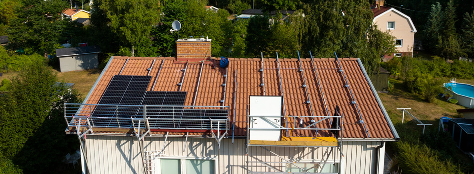 Installation av solpaneler på tak.