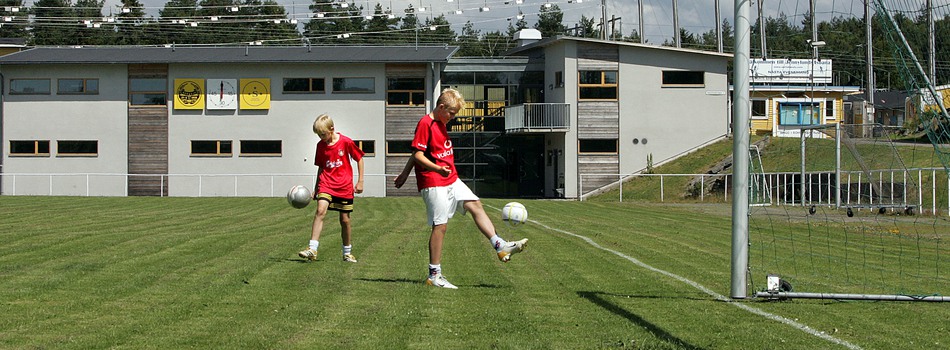 två unga killar spelar fotboll  vid Jennylund i Bohus