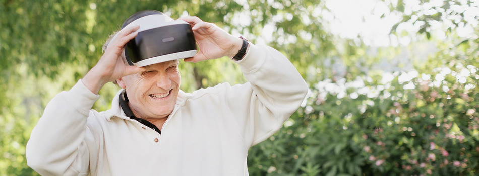 Äldre man med VR-glasögon.