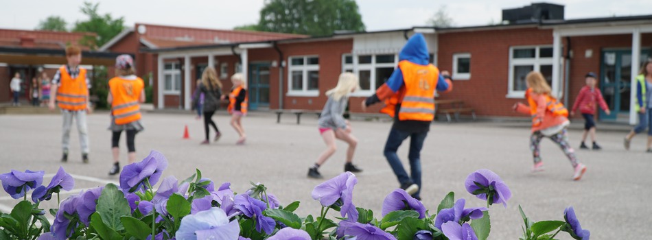 Barn leker på Garnvindeskolans skolgård.