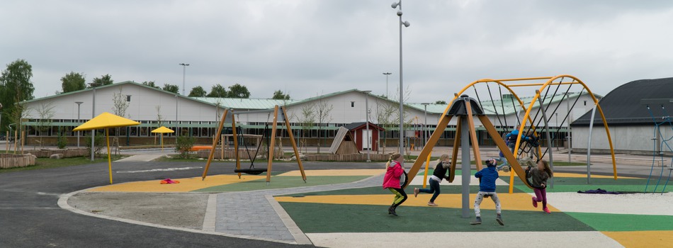 Barn leker på skolgården vid Nödingeskolan.