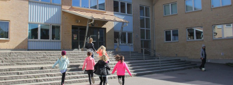 Barn springer på Bohusskolans skolgård.